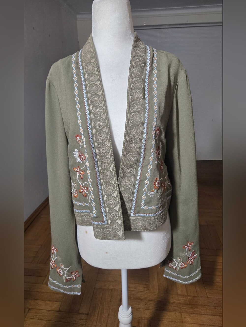 BCBGMAXAZRIA  Embroidered Cropped Jacket Blazer